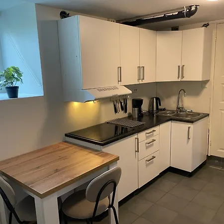 Hb Homes - The Basement Budget דירה טרומסה